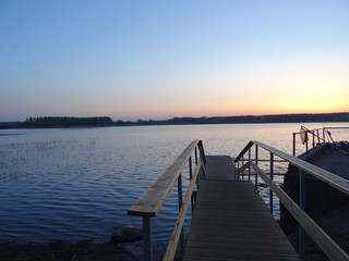 Obraz premium old wooden pier at sunset