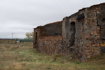 antigua carbonera abandonada en ruinas