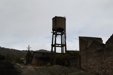 deposito de agua abandonado