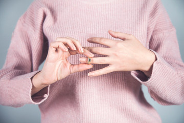 woman remove  ring