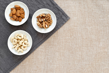 3 Schüsseln mit Nüssen