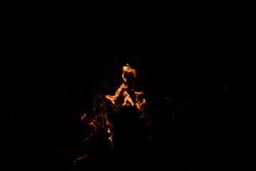 Sanftes feuer mit schwarzem Hintergrund