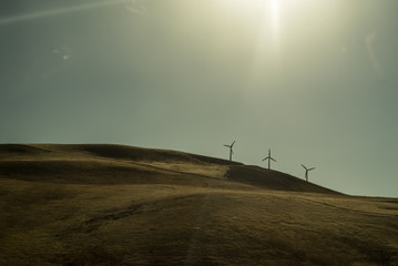 Windmühlen auf ienem leerem Feld
