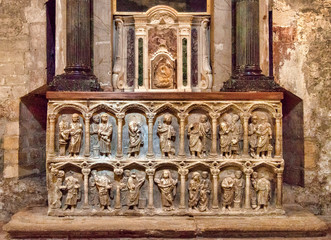 Autel antique dans l'église Saint-Trophime d'Arles, Bouches-du-Rhône, France