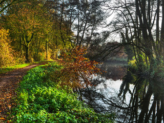 Herbststimmung an einem Fluß im Münsterland