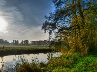 Herbststimmung an einem Fluß im Münsterland