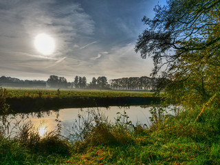 Herbststimmung an einem Fluß im Münsterland