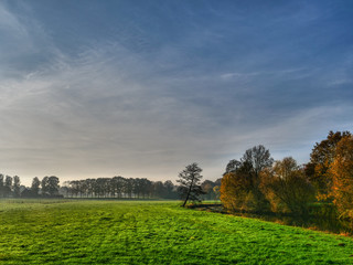 Herbststimmung an einem Fluß im Münsterland