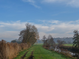 Herbststimmung an einem Fluß im Münsterland