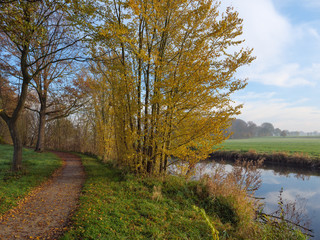 Herbststimmung an einem Fluß im Münsterland