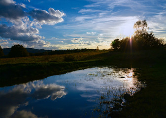 Hemer Deilinghofen Sauerland Deutschland, Truppenübungsplatz Naturschutzgebiet Abendsonne Sonnenuntergang Spiegelung Reflektion Pfütze Tümpel Sommer Idyll romantisch windstill Gras Weisen Bäume