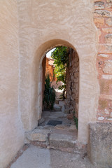 Fototapeta na wymiar small alley arch Roussillon village Vaucluse France