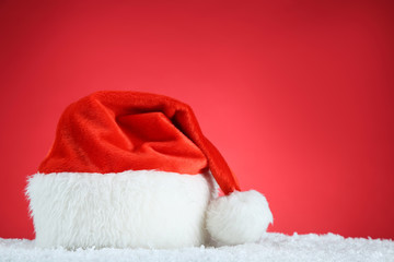 Obraz na płótnie Canvas Red santa hat with white snow on red background