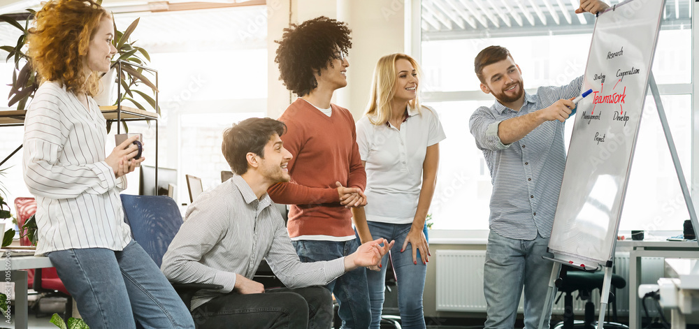 Aufkleber top manager discussing teamwork meaning with coworkers