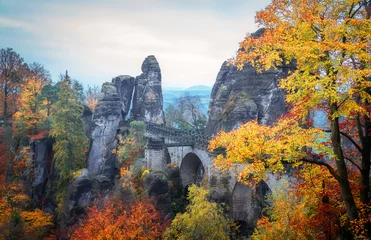 Fototapete Basteibrücke Wunderbare Herbstlandschaft. Unglaublicher nebliger Morgen im Nationalpark Sächsische Schweiz bei Dresden an der Elbe. Unübertroffener Sonnenaufgang in den Bergen der Sächsischen Schweiz. Beeindruckende Natur