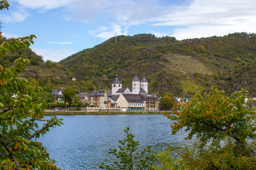 View of Treis-Karden town with the Moselle river in Rhineland-Palatinate - obrazy, fototapety, plakaty