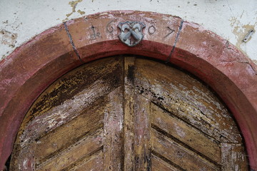 Historischer Schlussstein mit Winzersymbolen in Wissembourg