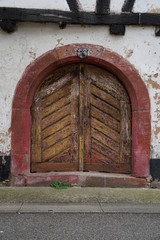 Fassade eines historischen Fachwerkhauses in Wissembourg mit Tür und Schlussstein