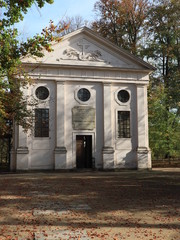 Fototapeta na wymiar Mausoleum im Klosterpark Altzella