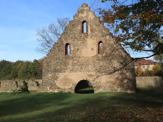Fototapeta na wymiar Reste der Schüttgebäude im Klosterpark Altzella