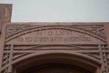 Historische, deutsche Inschrift an einem Gebäude in Wissembourg