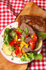 Rinderwade mit Salat auf Röstmehlsemmel