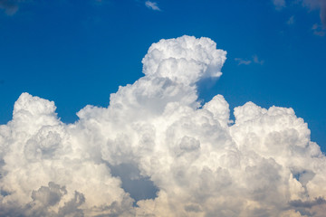 Naklejka premium cumulus and high-cumulus clouds of an average tier on blue heavenly space