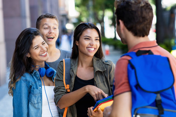 Fröhliche Studenten im Gespräch