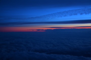 Fototapeta premium flying above the clouds in the evening