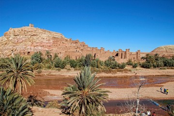 Ksar Ait Ben Haddou, Morocco »; Spring 2017: A group about to cross the Ksar river Ait Ben Haddou