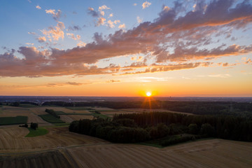 Naklejka na ściany i meble Sonnenuntergang über Weizenfeldern