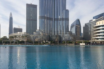 Obraz premium Zewnętrzny sztuczny basen Dubai Mall z budynkiem Burj Khalifa w tle