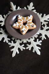 Weihnachtliche Lebkuchen Stern Keks auf Scherenschnitt Dekortion.