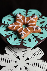 Weihnachtliche Lebkuchen Stern Keks auf Scherenschnitt Dekortion.