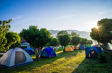 Crédence de cuisine en verre imprimé Camping Camping et tente dans le parc naturel avec le lever du soleil