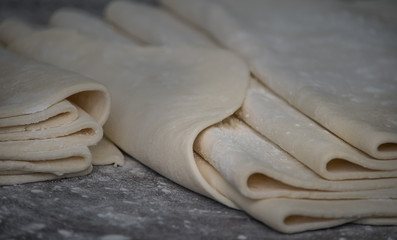 masa de tarta, plegada sobre mesada con harina 