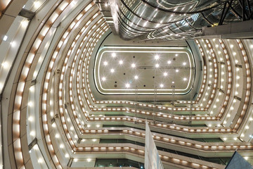 吹き抜けの天井