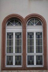 Fototapeta na wymiar Sehenswerte Fenster des alten jüdischen, Kantor- und Schulhauses in Neustadt an der Weinstraße