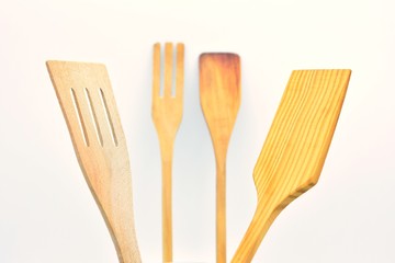 Utensilios de cocina hechos de madera, sobre fondo blanco
