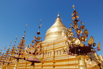 Fototapeta premium Shwezigon Pagoda or Shwezigon Paya is a Buddhist temple located in Nyaung-U, a town near Bagan, in Myanmar. A prototype of Burmese stupas, consists of a circular gold leaf-gilded stupa.