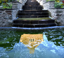 Im Wasser der stufenförmigen Kaskade gespiegelte Kapelle auf dem Alten Friedhof