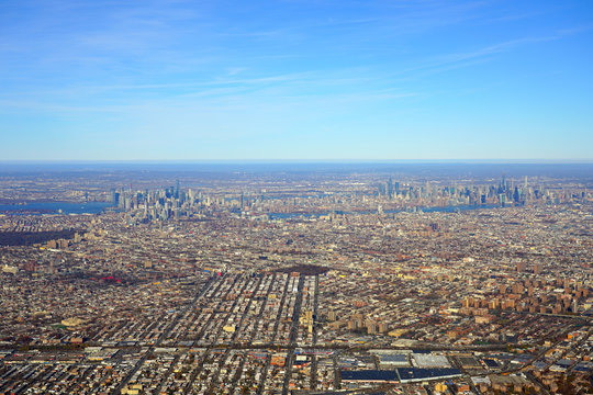 Fototapeta Aerial view of the New York City area with Queens, Brooklyn and Manhattan seen from an airplane window