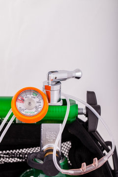 Oxygen regulator hooked on a cylinder with cannula
