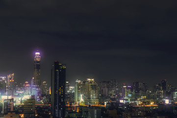 Fototapeta premium Wgląd nocy Bangkok z wieżowca w dzielnicy biznesowej w Bangkoku w Tajlandii