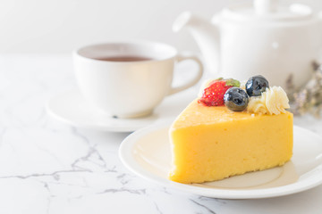 cheese cake with strawberry and blueberries