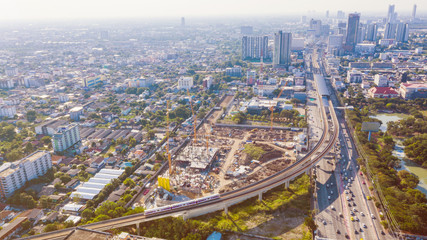 Obraz premium Upływ czasu duży plac budowy i tory kolejowe. Widok z góry zdjęcia lotnicze