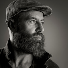 foto from a man  with beard in black and white 