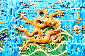 Obraz premium Chinese glazed tile dragon sculpture