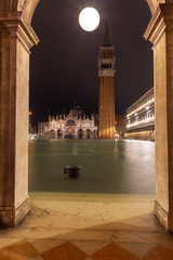 Hochwasser, Acqua Alta, auf dem Markusplatz in Venedig am 12. November 2019