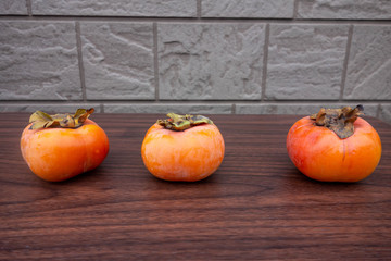 テーブルの上に並んだ柿
